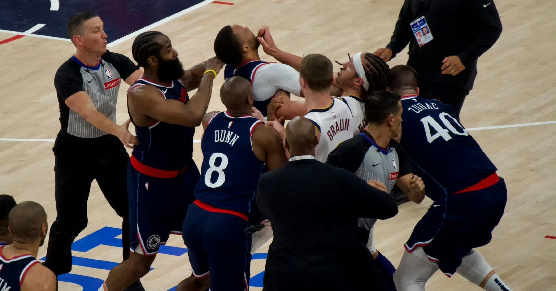 字母哥焦点对战，C罗与80激战篮网分钟，表现优异胜负难料！全场沸腾不已