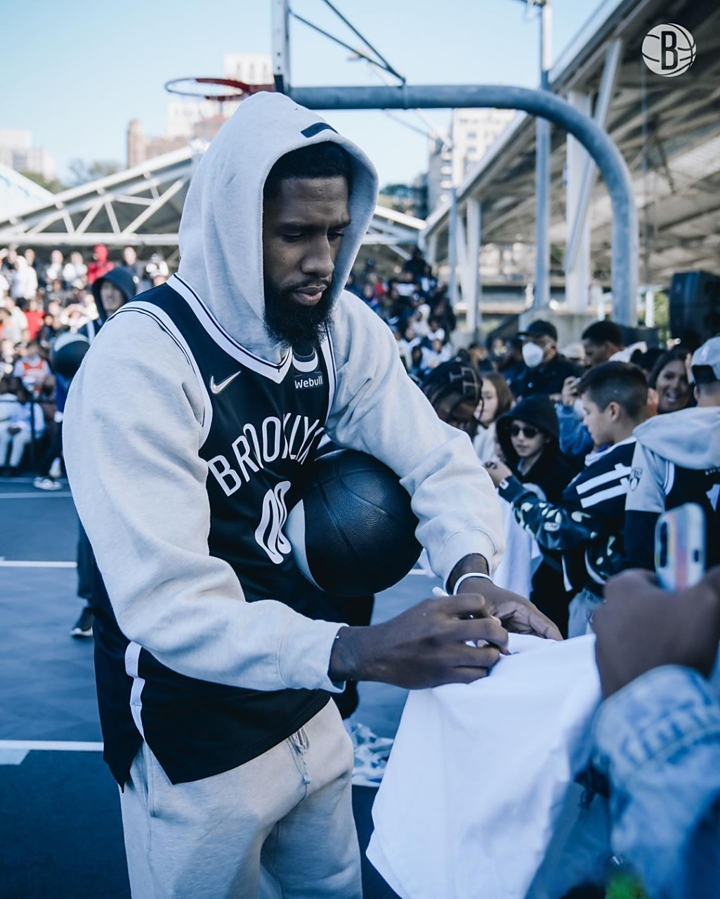 关于布鲁克林篮网训练开放日；冲刺阶段门线救险引欢呼；NBA常规赛在即；高层口径保持一致的信息