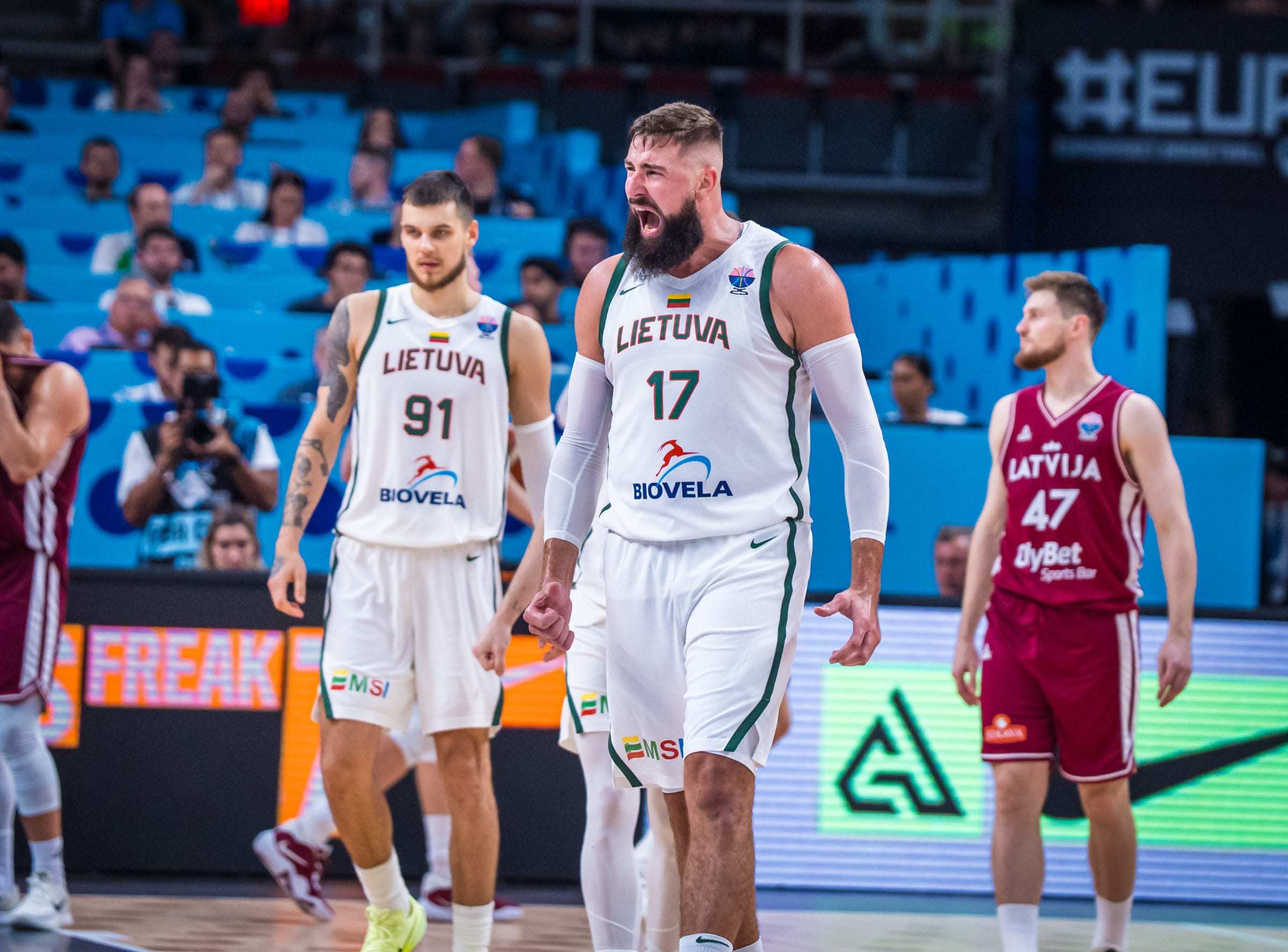 关于里程碑夜那不勒斯单刀错失，足总杯冲刺阶段刷纪录，管理层满意，阵容厚度经受考验的信息